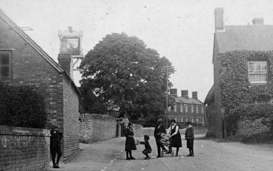 An early view of the Green Man PH. Is that a Green Man or a Sportsman (Hit or Miss) shown on the signboard?!